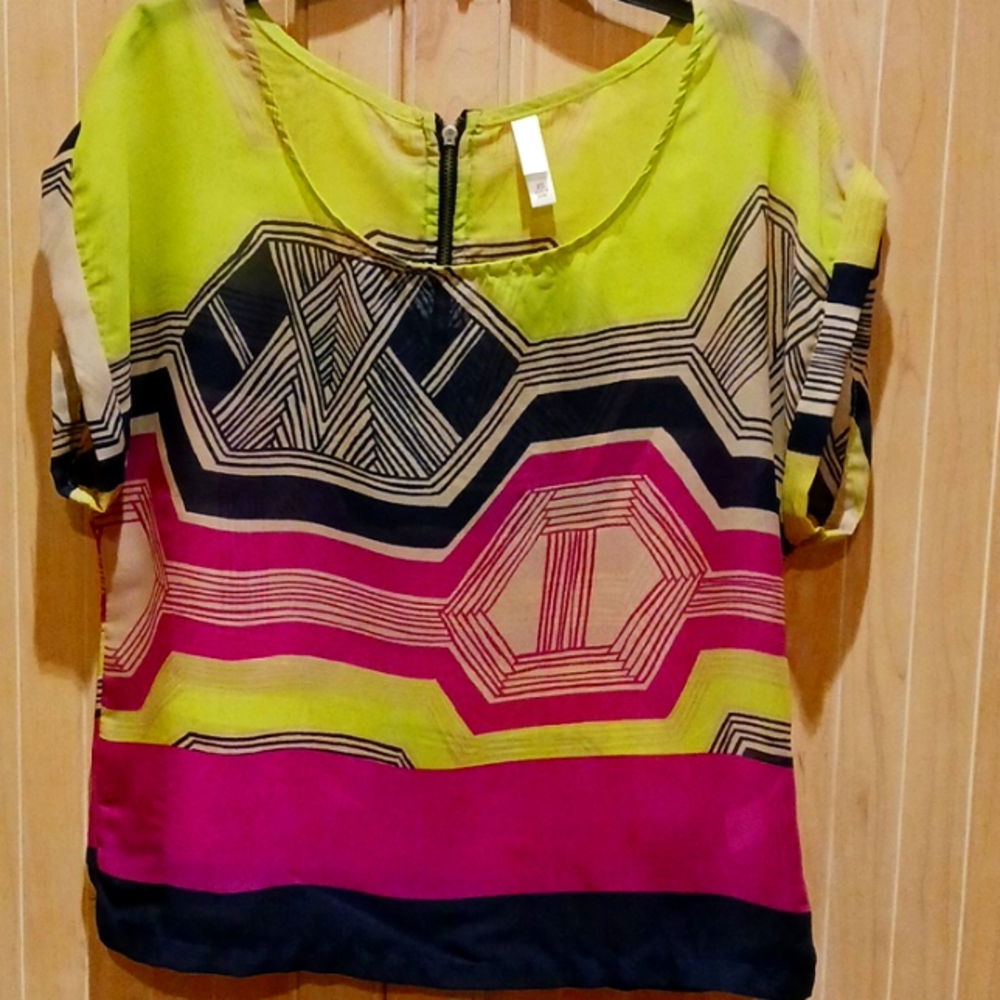 Geometric-patterned Xhilarationblouse EUC XS
